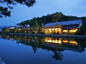 夜晚燈火通明的文珠莊旅館