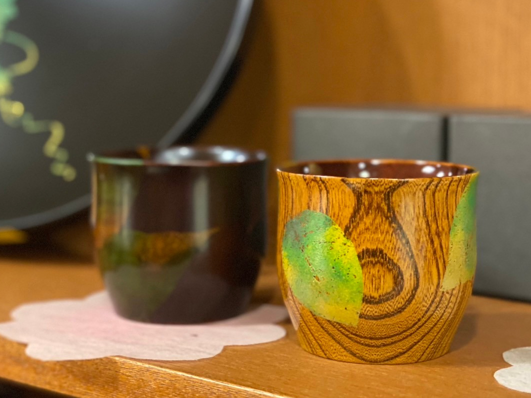 Lacquer tea cups with natural designs